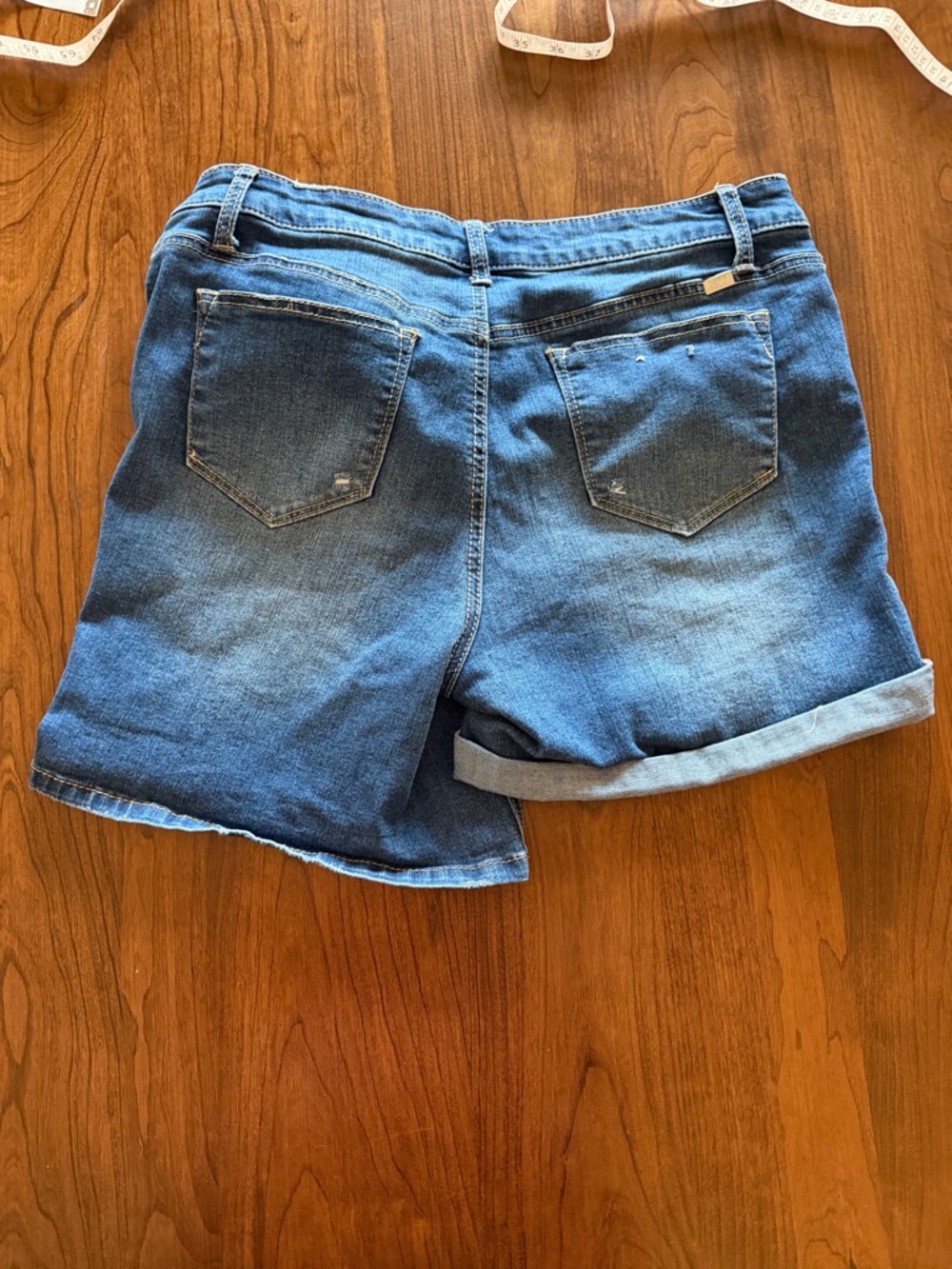 1822 Denim Curvy Rolled Shorts in Laura | Size 12 | Medium Wash - Picture 3 of 5
